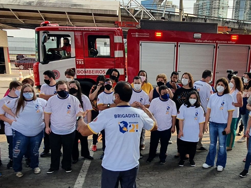 Primeira turma de brigadistas formada por pessoas com Síndrome de Down do Brasil (Foto: Divulgação Corpo de Bombeiros)
