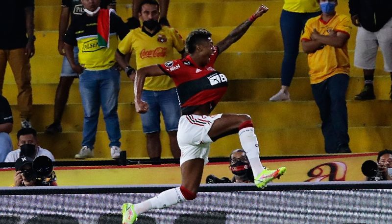 Bruno Henrique marcou os dois gols da vitória no Equador (Foto: Marcelo Cortes / Flamengo)