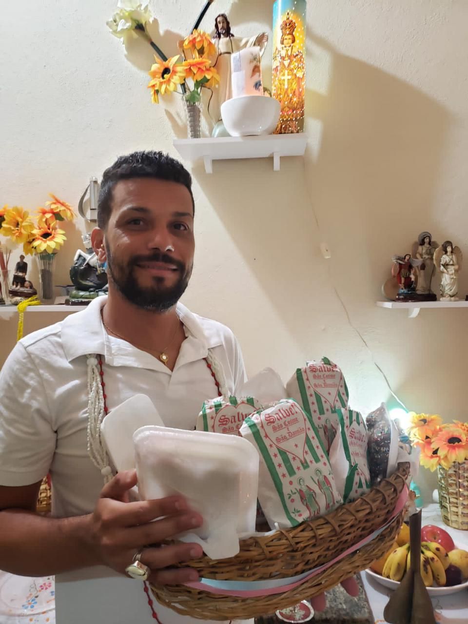 Cabeleireiro distribui 300 sacolinhas para pagar promessa a São Cosme e Damião que tirou mãe da UTI (Foto: Clovis Rangel)