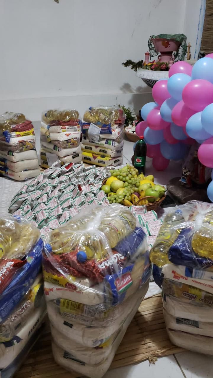 Cabeleireiro distribui 300 sacolinhas para pagar promessa a São Cosme e Damião que tirou mãe da UTI (Foto: Clovis Rangel)