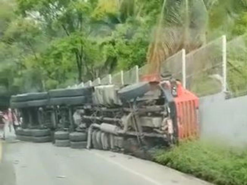 O veículo estava carregado com peças de granito (Foto: Reprodução/ Redes Sociais)
