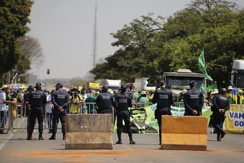 Grupo de caminhoneiros presentes na Esplanada dos Ministérios, em Brasília, se manifesta a favor do presidente Jair Bolsonaro (sem partido), nesta quarta-feira (Foto: DIDA SAMPAIO/ESTADÃO CONTEÚDO)