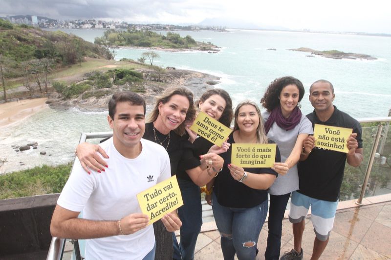 Frases positivas como “Você não está sozinho” e “Tudo vai dar certo” sempre guiam as reuniões dos jovens da Missão Praia da Costa (Foto: Antonio Moreira/ AT)