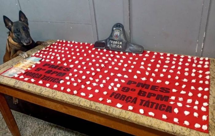 Cão Killer ajudou a encontrar mais de 240 papelotes de cocaína em matagal (Foto: Divulgação Polícia Militar )