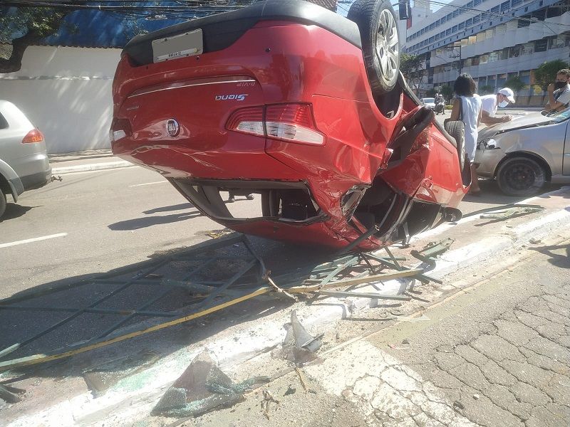Veículo que capotou vinha da Reta da Penha sentido Centro de Vitória. (Foto: Kananda Natielly)