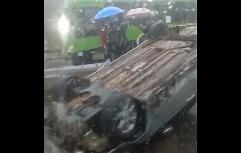 Carro de passeio capotou na BR-101, na Serra. (Foto: Reprodução vídeo/Internauta)