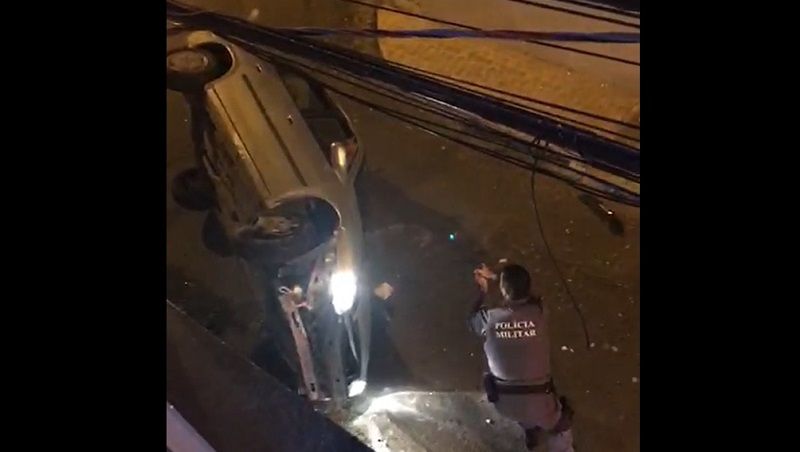 Carro capota durante perseguição em Paul, Vila Velha. (Foto: Reprodução vídeo/Internauta)