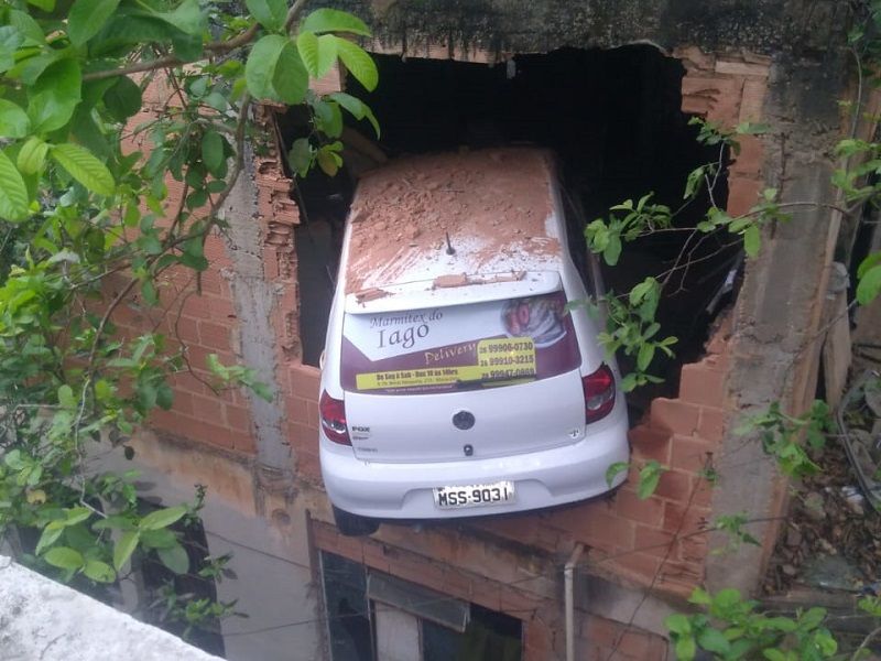 O motorista teria perdido o controle do carro em uma curva e atravessou a laje de uma casa e atingiu outra (Foto: Divulgação)