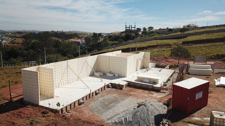 Casa feita de isopor (Foto: Divulgação/Folhapress)