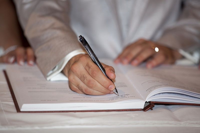 Casais no Estado estão incluindo em contratos de união estável indenizações em casos de traição. (Foto: Pixabay)