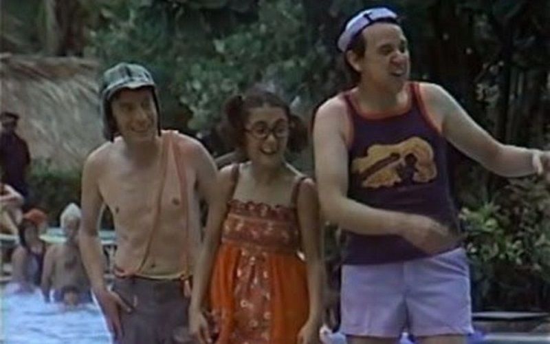 Chaves, Chiquinha e Quico, de férias em Acapulco (Foto: Reprodução/Youtube Televisa)
