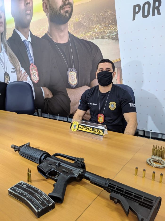 Delegado Christian Waicher, com fuzil M4, usado por soldados dos EUA (Foto: Júlia Afonso/AT - 31/07/2020)