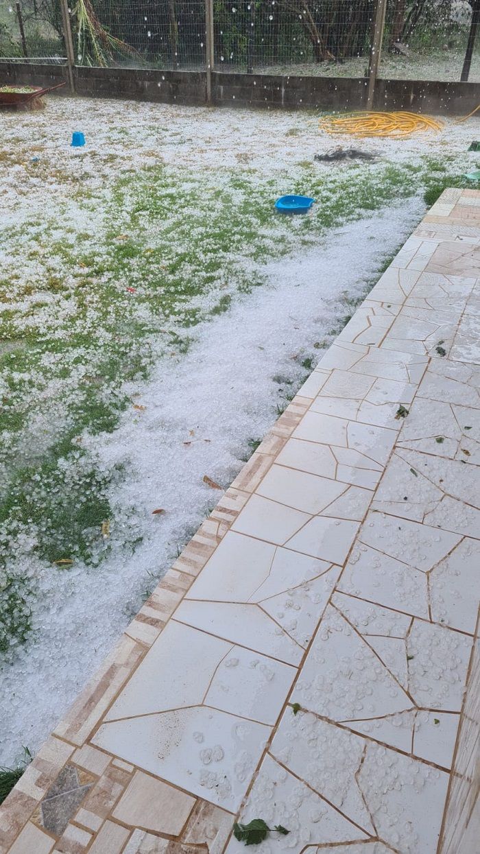 Chuva de granizo foi registrada em Santa Teresa nesta quinta (Foto: Imagem enviada por Whatsapp)