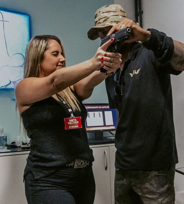 Cláudia Martins Moraes, de 31 anos, aguarda abertura de inscrições para concursos públicos na Polícia Civil. (Foto: Acervo pessoal)