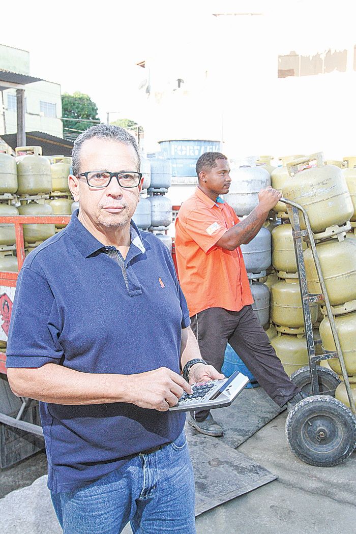 Cleber dos Santos disse que preço alto causou queda geral nas vendas (Foto: Douglas Schneider/AT)