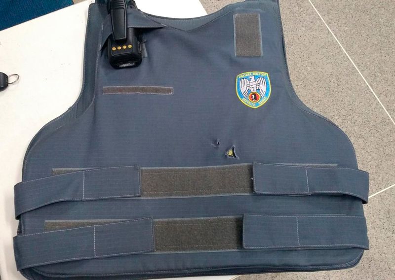 Colete atingido pelos tiros durante o confronto (Foto: Divulgação / Polícia Militar)
