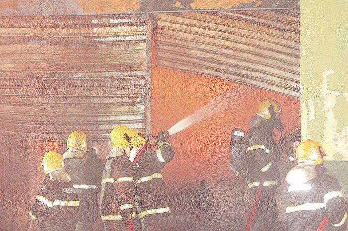 Bombeiros combatem incêndio: salários para os cargos ofertados vão chegar a R$ 3.704 no ano que vem (Foto: Beto Morais/AT — 21/09/2019)