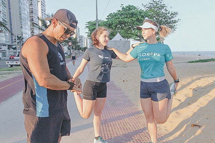 Educador físico Christian Rosa treina a médica Isabela Duarte Sobrosa e a servidora pública Rhaira Boldrini, que vão participar da 8ª edição da Corrida Tribuna Ruas da Cidade (Foto: Douglas Schneider/AT)