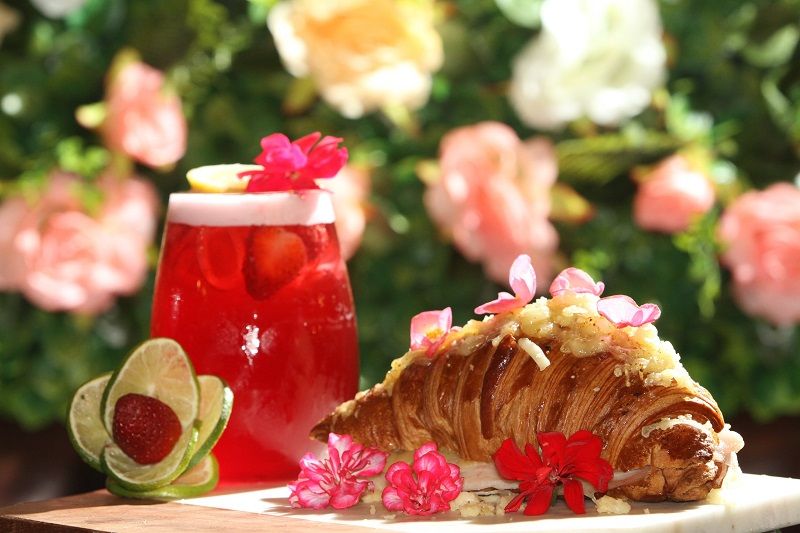 Croissant monsier do Colher de Pau Cafeteria e Bistrô (98189-0666), na Praia de Itaparica, é uma releitura do croque monsieur. O croissant vem recheado com molho bechamel, presunto royale e queijo gruyére gratinado e decorado com amor-perfeito, que traz um toque adocicado à preparação. (Foto: Leone Iglesias/Divulgação)