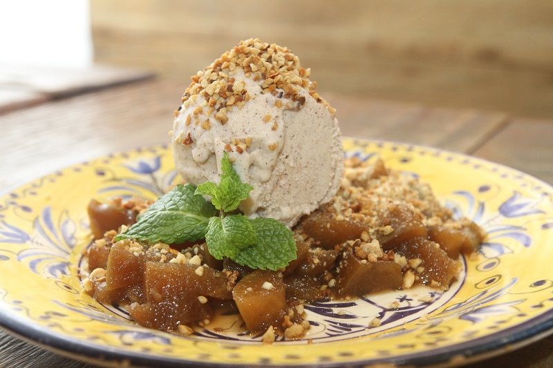 Crumble: sobremesa que leva maçãs cozidas, farofa de amêndoas, castanhas, amendoim e sorvete, que pode ser de canela, tapioca ou graviola. (Foto: Leone Iglesias/AT)