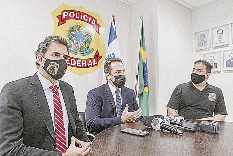 Delegados Eugênio Ricas, Ivo Costa e Guilherme Helmer: ação para impedir imigração ilegal e tráfico de pessoas (Foto: Kadidja Fernandes / AT)