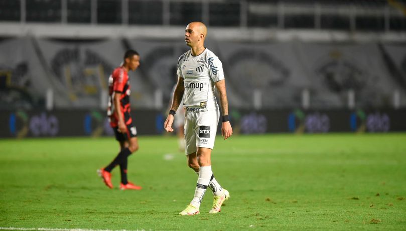 Diego Tardelli, no jogo desta terça (Foto: Ivan Sartori / Santos FC)