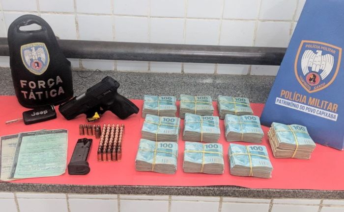 Dinheiro apreendido com servidor (Foto: Divulgação/ Polícia Militar)