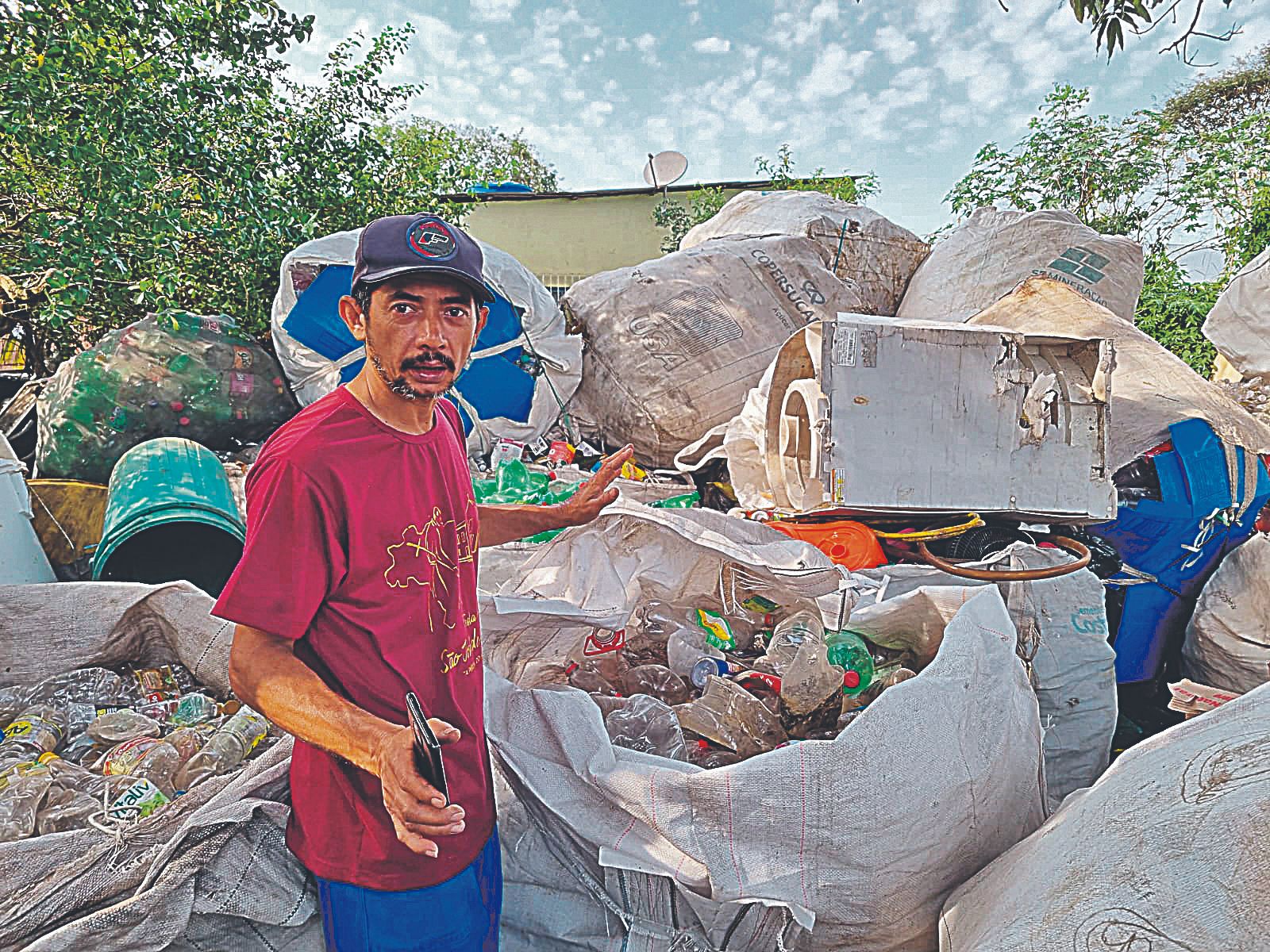 Domingos Augusto separa todo o material reciclável que recolhe em Alfredo Chaves e Marechal Floriano (Foto: Roberta Bourguignon)