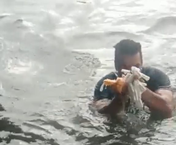 Polícia apreende drogas na maré na Ilha das Caieiras, em Vitória (Foto: Reprodução vídeo)