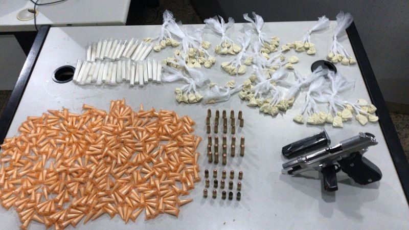 Drogas apreendidas na maré na Ilha das Caieiras (Foto: Divulgação)
