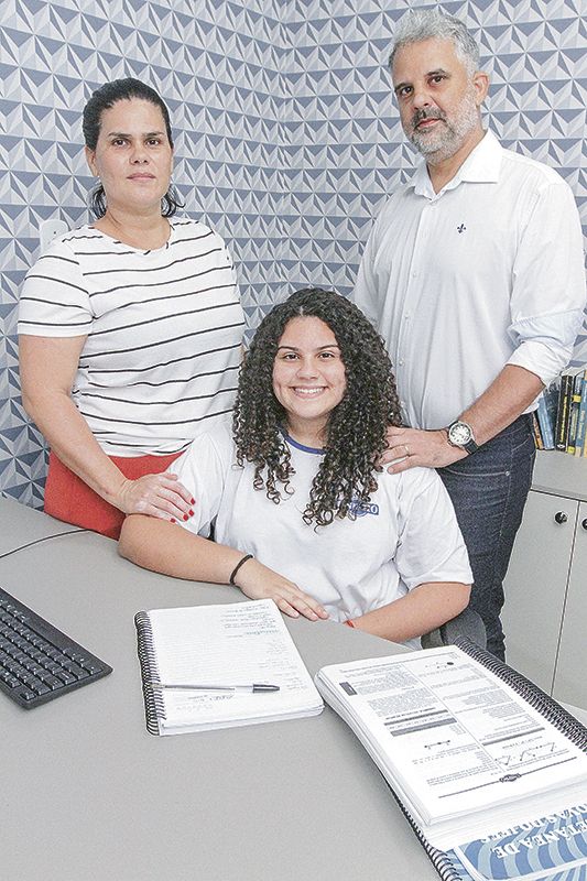 Elisa Meirelles, de 14 anos, com os pais Denise e Lívio (Foto: Douglas Schneider / AT)