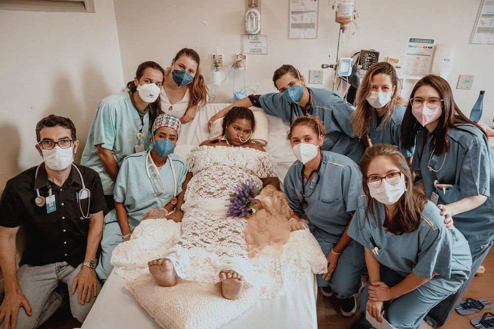 Érika e equipe médica durante o ensaio gestante feito no leito do hospital, em BH (Foto: Paula Beltrão)