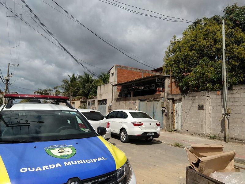Menino de 11 anos morre após escada desabar na Serra (Foto: Douglas Schneider/AT)