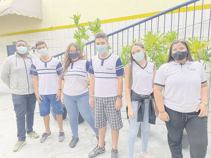 Estudantes vacinados com a 1ª dose contra covid em escola de Cariacica (Foto: Arquivo/AT)
