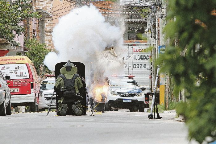 Momento em que os policiais do Esquadrão Antibombas detonaram a bomba caseira no bairro Nova Palestina (Foto: Douglas Schneider/AT)