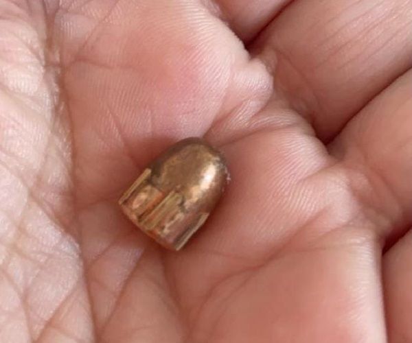 A criança estava participando de uma aula de educação física na quadra quando foi atingida por um disparo na perna (Foto: Divulgação/ TV Tribuna)