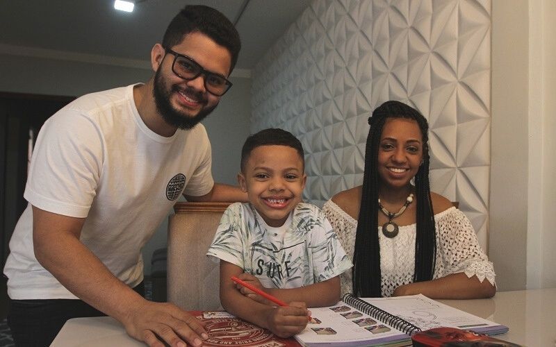 O casal Gilceellen de Oliveira, 29, e Jezian de Oliveira, e o filho (Foto: Kadidja Fernandes/AT)