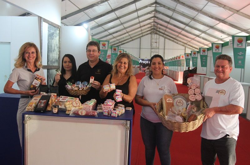 Expositores mostram alguns dos produtos que serão comercializados na 16ª Feira da Agricultura Familiar (Foto: Antonio Moreira/ AT)