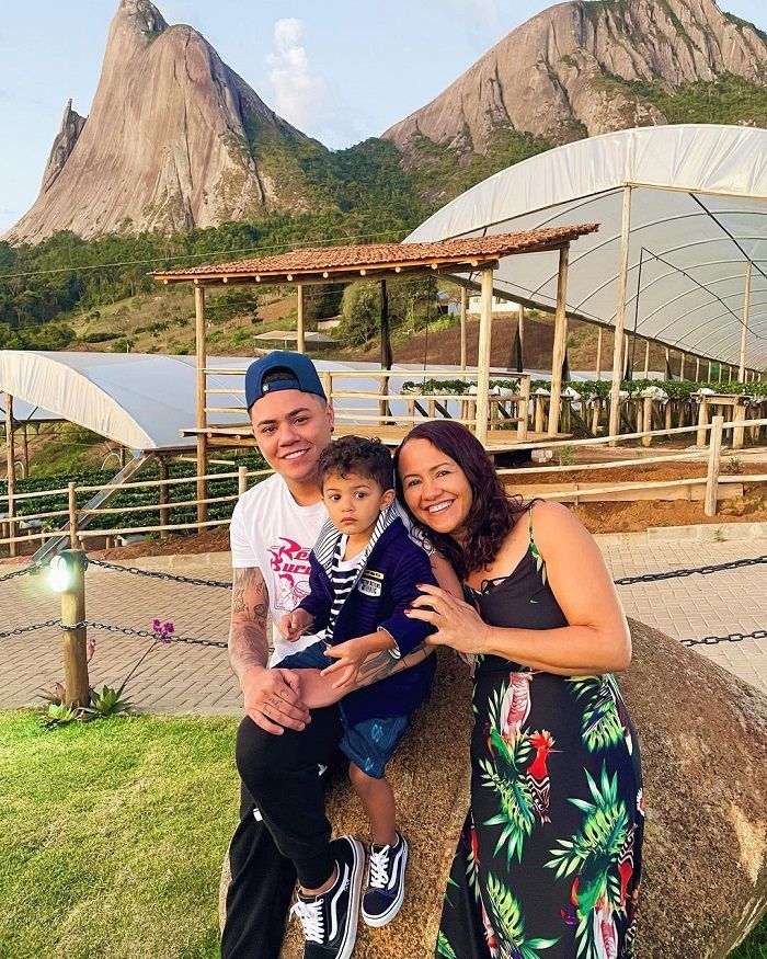 Cantor publicou foto com o filho aproveitando o visual da Pedra Azul (Foto: Instagram @felipearaujocantor)