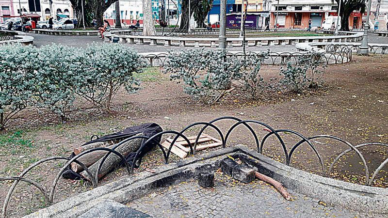 Fogão improvisado, com saco de lenha ao lado, foi instalado no canteiro da Praça Costa Pereira, no Centro (Foto: Leonardo Bicalho / AT)