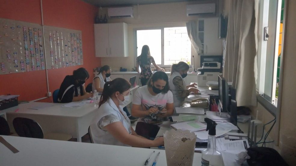 Funcionários de escola de Nova Veneza atendem ligações e mensagens de pessoas procurando pela rifa da fazendinha (Foto: Jussara Laíde Savio/Arquivo pessoal)