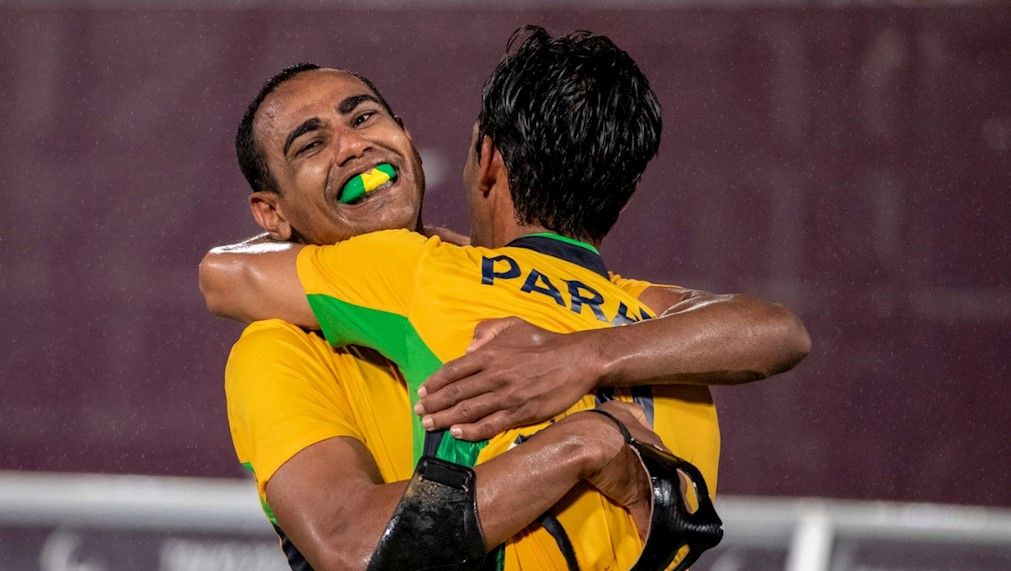 Nonato é abraçado por Paraná após fazer o gol do título (Foto: Alê Cabral/CPB)