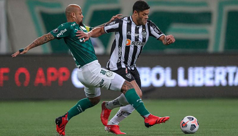 Hulk e Felipe Melo: duelo desta terça define a vaga (Foto: Pedro Souza / Atlético-MG)