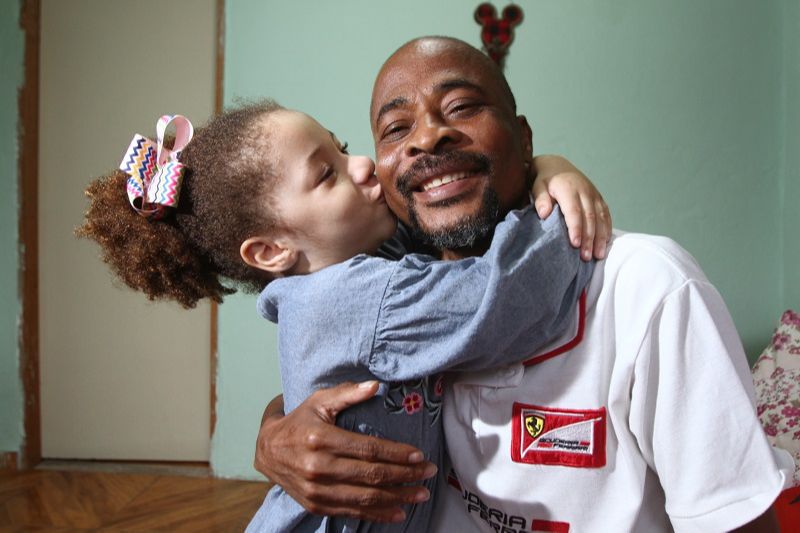 Roberto Carlos Alves, de 47 anos, com a filha Laura, 3 anos, conta que sua luta começou assim que foi diagnosticado com a doença de Chagas (Foto: Dayana Souza/ AT)