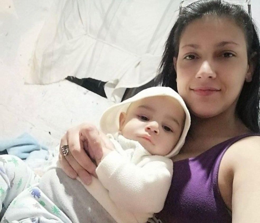 Geisa Estefanini, de 32 anos, e o filho Lucas Gabriel, de oito meses (Foto: Reprodução/Redes Sociais)