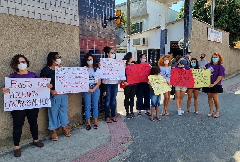 As manifestantes questionam o vídeo em que militares aparecem desferindo socos e chutes em uma mulher, durante abordagem policial (Foto: Roberta Bourguignon)