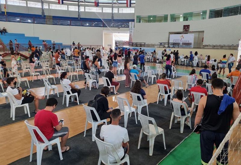 Complexo esportivo onde acontece a vacinação em Guarapari (Foto: Roberta Bourguignon)