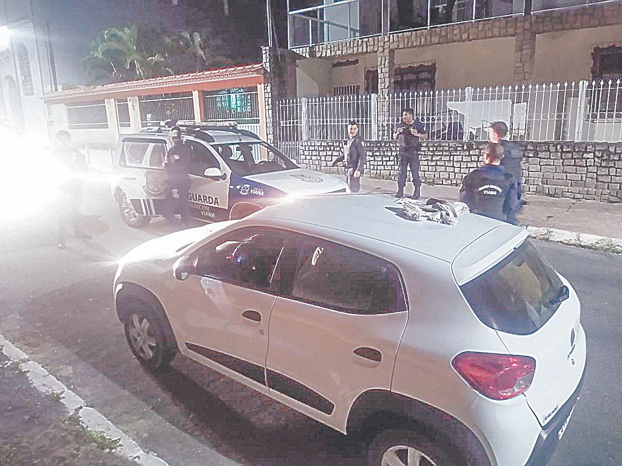 guardas de Viana recuperam carro de motorista de aplicativo que foi roubado. O agente Mike Oliveira explicou que veículo foi achado em Cariacica (Foto: Guarda de Viana/ Divulgação )