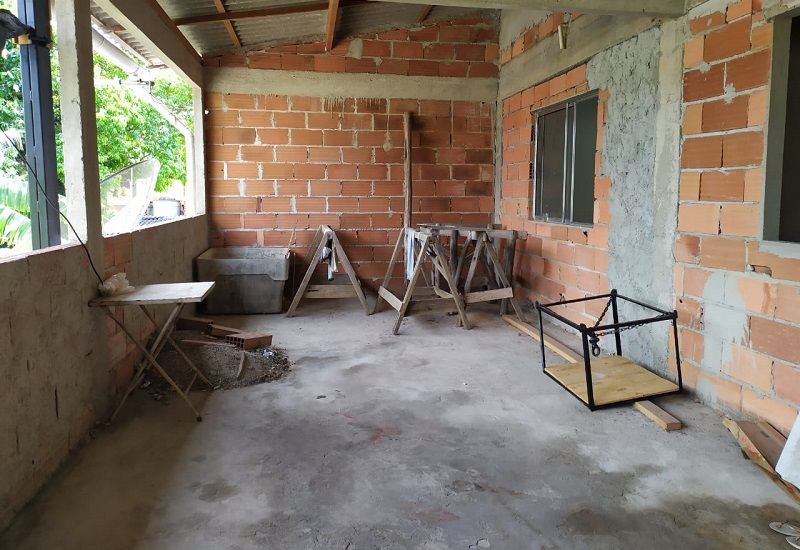 O homem teria tentado se esconder em uma casa em construção em cima do imóvel (Foto: Júlia Afonso)