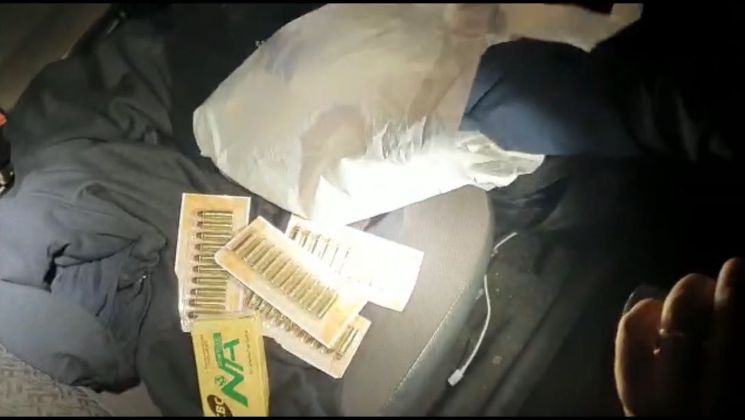 Munições foram encontradas dentro do carro (Foto: Divulgação/ PRF)
